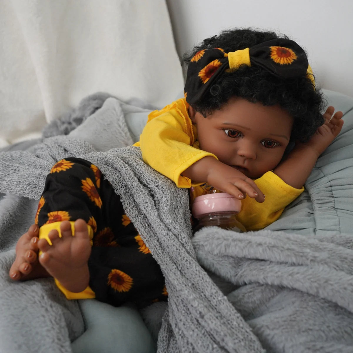Boneca Bebê Reborn Negra Brastoy Silicone Realista 48cm Kit Acessórios Conjunto Roupa Mamadeira Chupeta Pelúcia Fralda Certidão