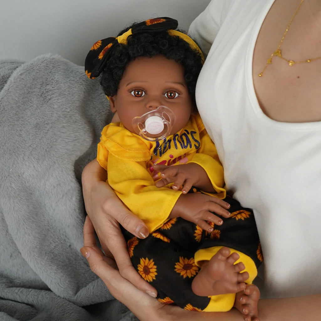 Boneca Bebê Reborn Negra Brastoy Silicone Realista 48cm Kit Acessórios Conjunto Roupa Mamadeira Chupeta Pelúcia Fralda Certidão