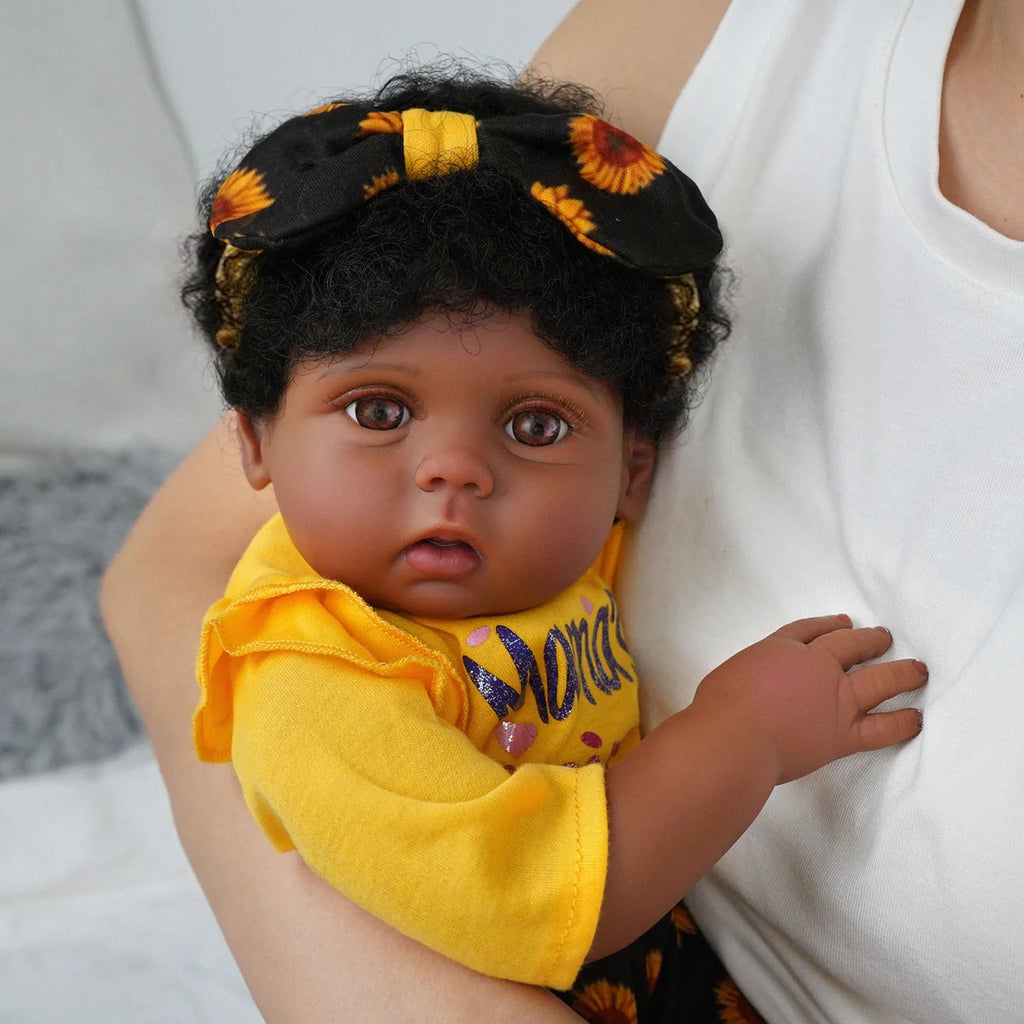 Boneca Bebê Reborn Negra Brastoy Silicone Realista 48cm Kit Acessórios Conjunto Roupa Mamadeira Chupeta Pelúcia Fralda Certidão