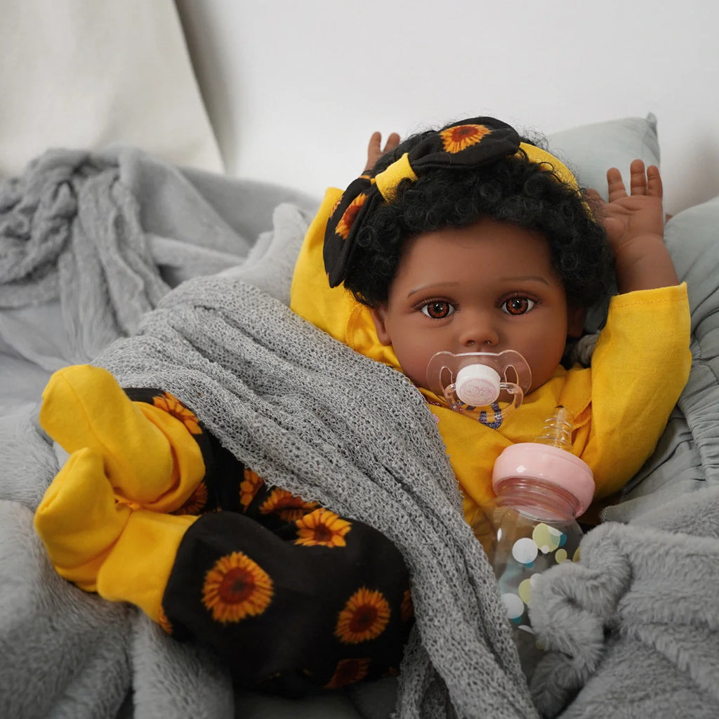 Boneca Bebê Reborn Negra Brastoy Silicone Realista 48cm Kit Acessórios Conjunto Roupa Mamadeira Chupeta Pelúcia Fralda Certidão
