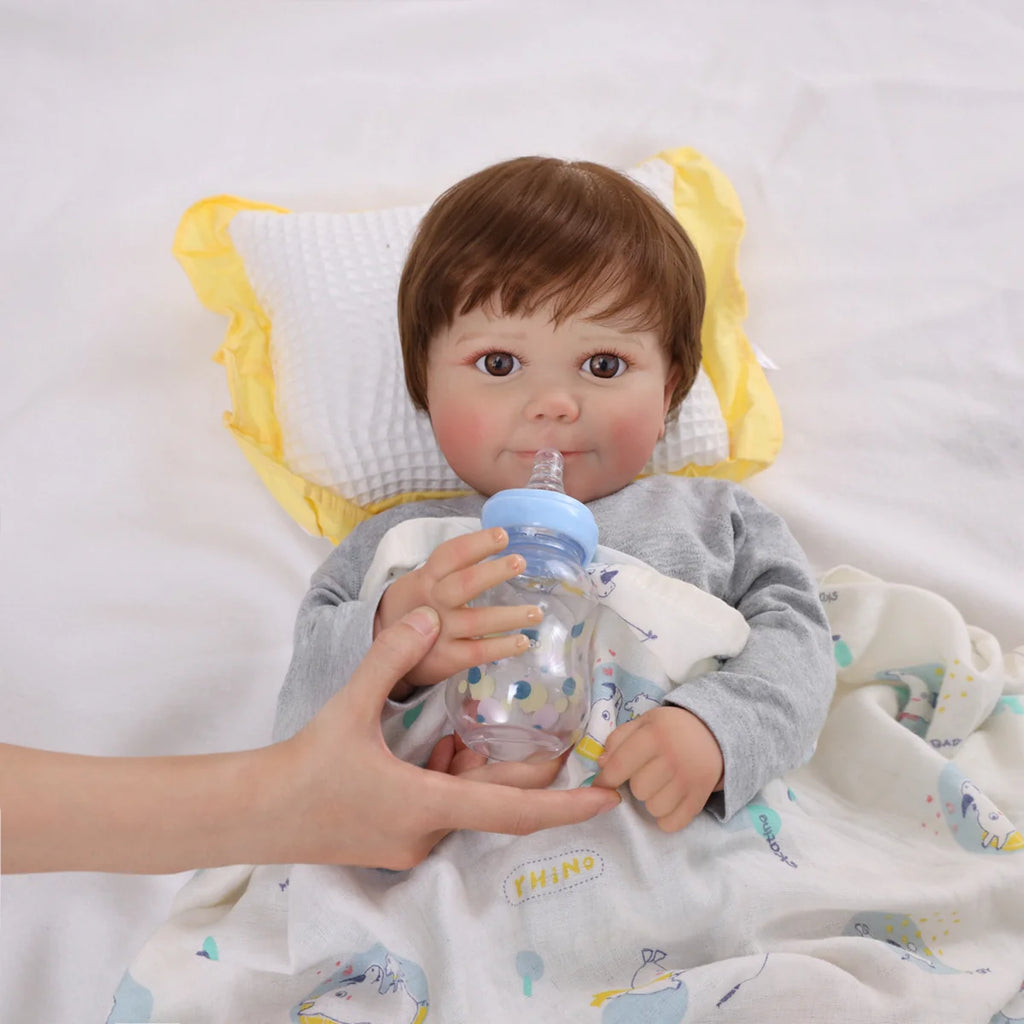 Bebê Reborn Boneco Corpo de silicone Pode Dar Banho 60cm Conjunto de Roupa Chupeta Mamadeira Certidão Fralda e Pelúcia Brastoy