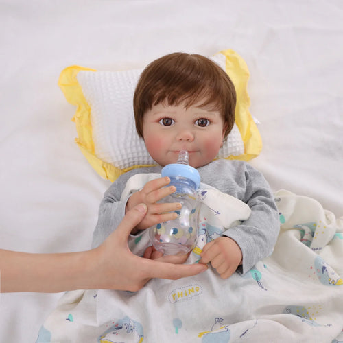 Bebê Reborn Boneco Corpo de silicone Pode Dar Banho 60cm Conjunto de Roupa Chupeta Mamadeira Certidão Fralda e Pelúcia Brastoy