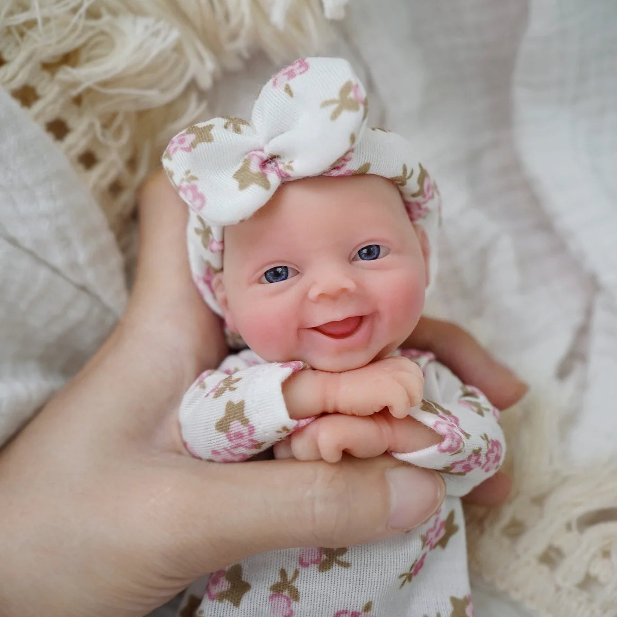 Boneca Bebê Reborn Silicone Sólido 20cm Menina Olho Azul