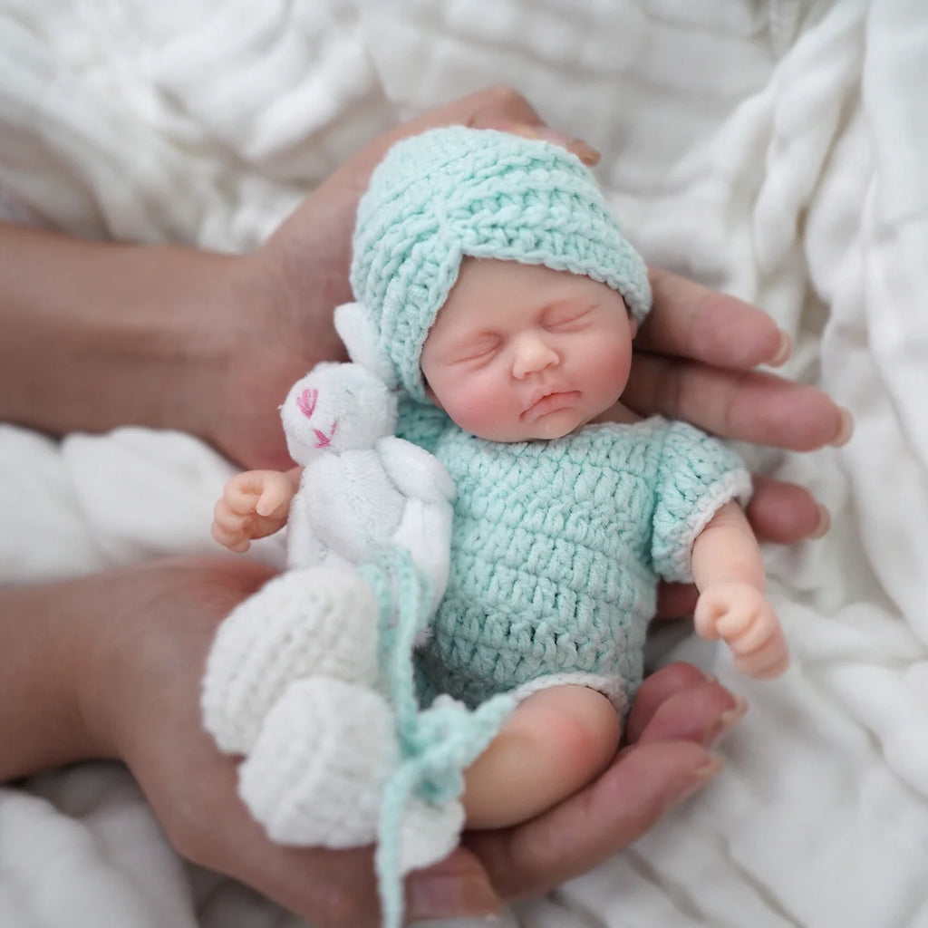 Boneca Bebê Reborn Brastoy Realista Silicone 20cm Conjunto de Roupa Mamadeira e Pelúcia Pode Dar Banho Roupa