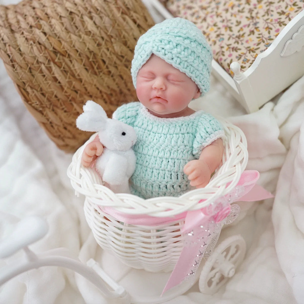 Boneca Bebê Reborn Brastoy Realista Silicone 20cm Conjunto de Roupa Mamadeira e Pelúcia Pode Dar Banho Roupa