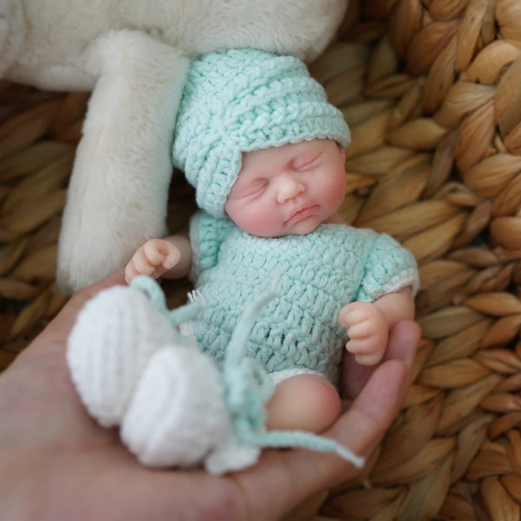 Boneca Bebê Reborn Brastoy Realista Silicone 20cm Conjunto de Roupa Mamadeira e Pelúcia Pode Dar Banho Roupa