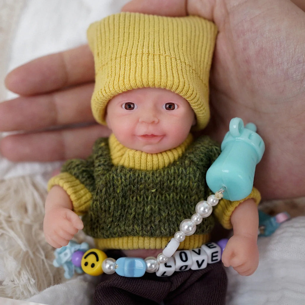 Boneco Bebê Reborn Brastoy Realista Silicone 15cm Conjunto de Roupa Mamadeira e Pelúcia Pode Dar Banho Roupa