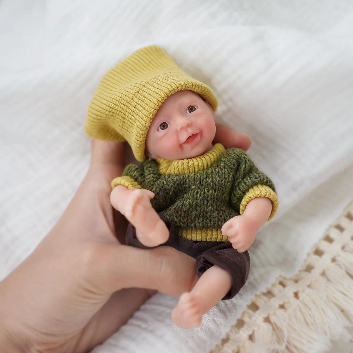 Boneco Bebê Reborn Brastoy Realista Silicone 15cm Conjunto de Roupa Mamadeira e Pelúcia Pode Dar Banho Roupa