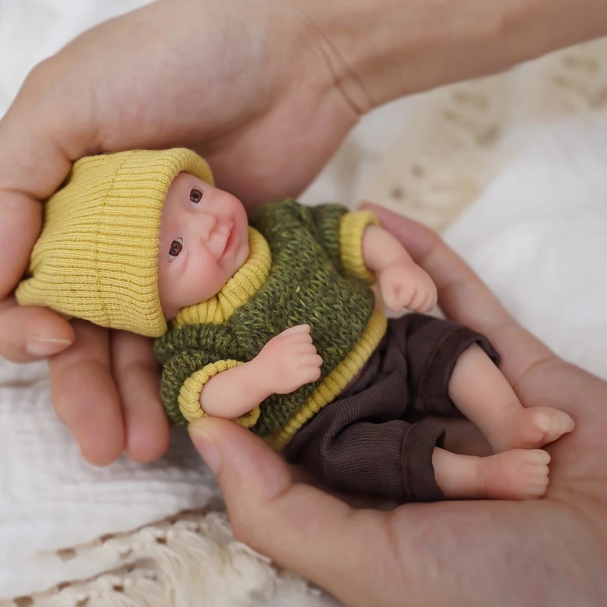 Boneco Bebê Reborn Brastoy Realista Silicone 15cm Conjunto de Roupa Mamadeira e Pelúcia Pode Dar Banho Roupa