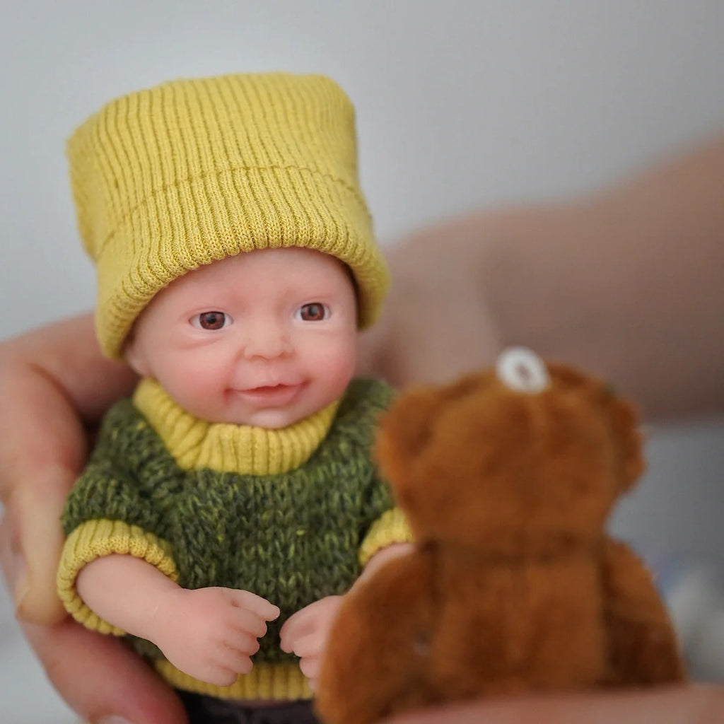 Boneco Bebê Reborn Brastoy Realista Silicone 15cm Conjunto de Roupa Mamadeira e Pelúcia Pode Dar Banho Roupa