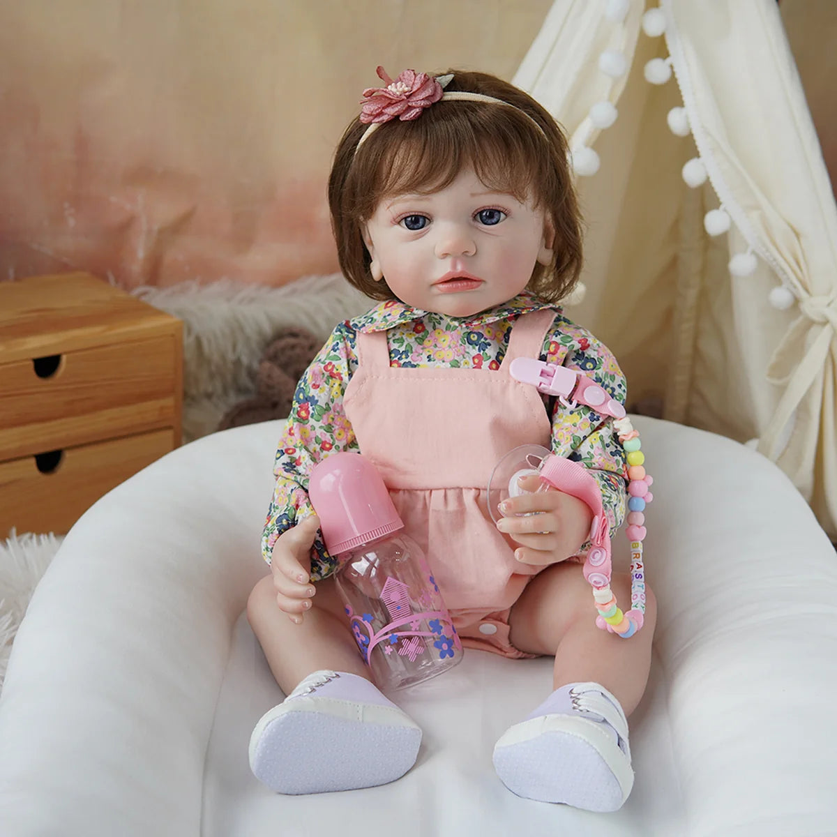 Boneca Bebê Reborn Brastoy Realista Silicone 55cm Conjunto de Roupa Chupeta Mamadeira e Pelúcia Pode Dar Banho Roupa