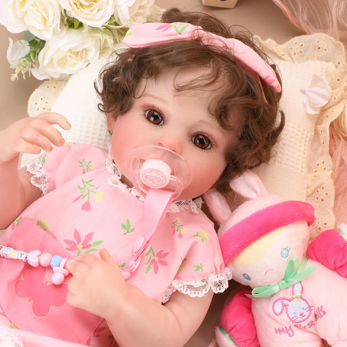 Boneca Bebê Reborn Brastoy Realista Silicone 48cm Conjunto de Roupa Chupeta Mamadeira e Pelúcia Pode Dar Banho Roupa