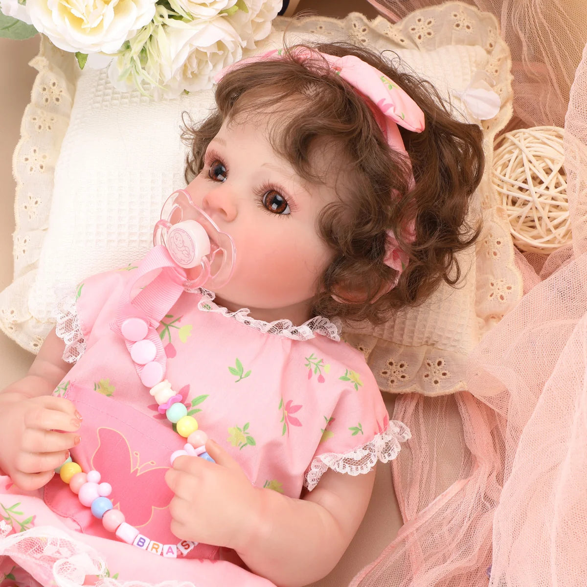 Boneca Bebê Reborn Brastoy Realista Silicone 48cm Conjunto de Roupa Chupeta Mamadeira e Pelúcia Pode Dar Banho Roupa