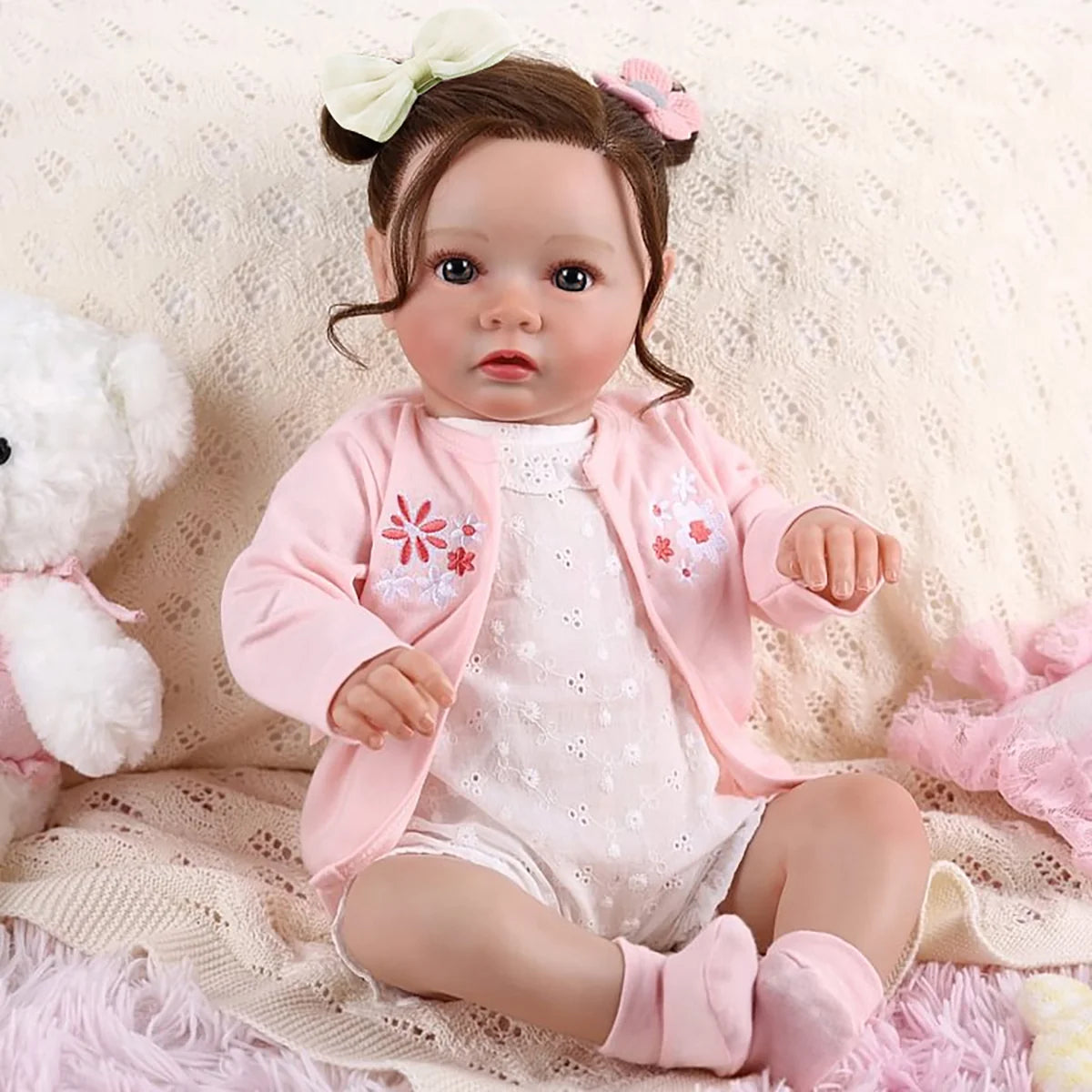 Boneca Bebê Reborn Brastoy Realista Silicone 48cm Conjunto de Roupa Chupeta Mamadeira Certidão Fralda e Pelúcia Pode Dar Banho Roupa