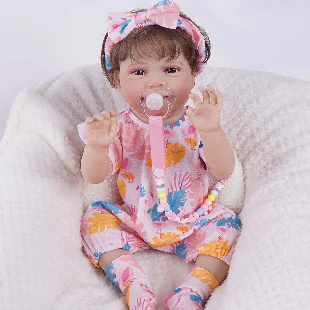 Bebê Reborn Menina Silicone 48cm Boneca Olhos Castanhos Pode dar Banho Brastoy Com Acessórios