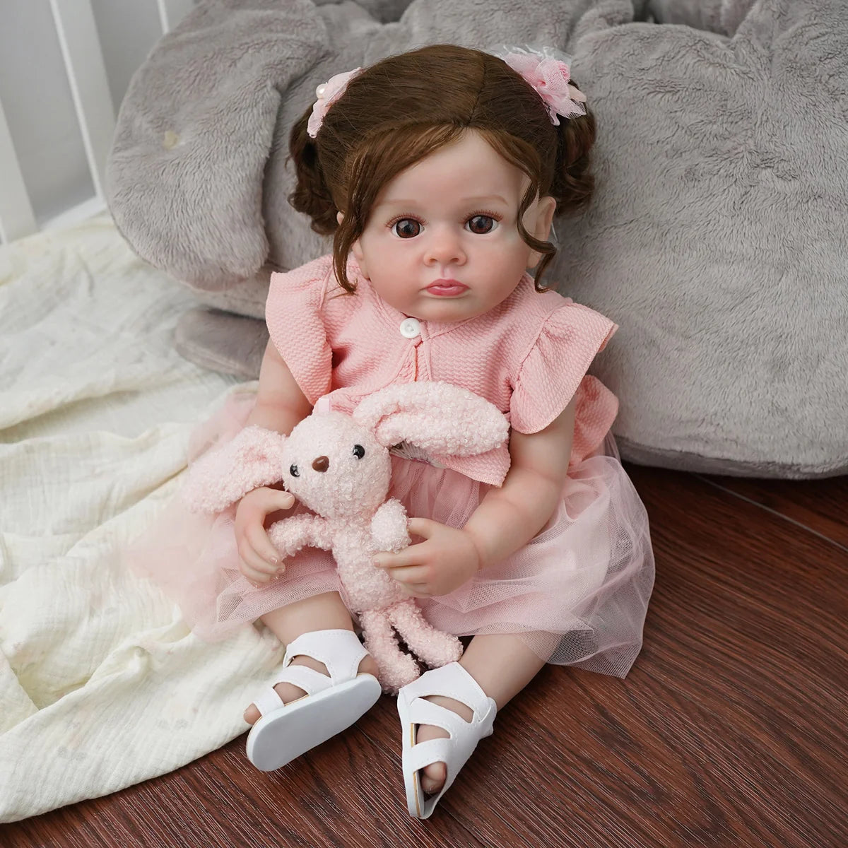 Boneca Bebê Reborn Silicone 55cm Menina Olho Castanho Vestido rosa com Acessórios Brastoy