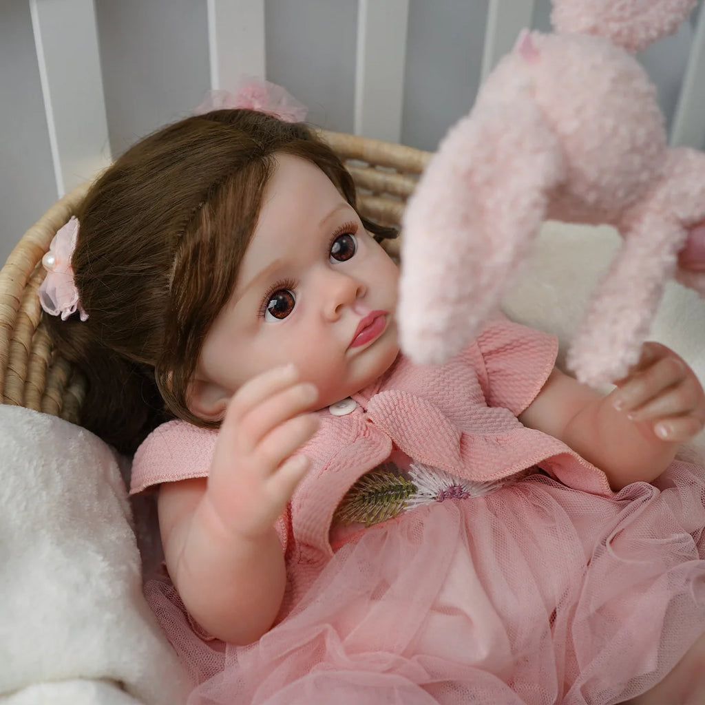 Boneca Bebê Reborn Silicone 55cm Menina Olho Castanho Vestido rosa com Acessórios Brastoy