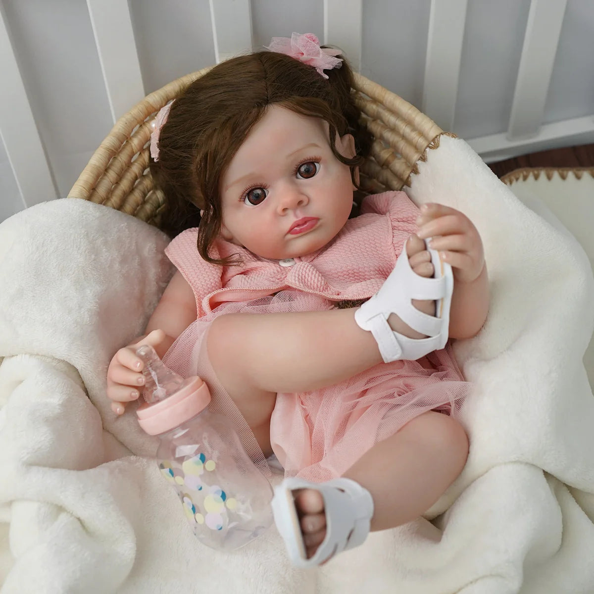 Boneca Bebê Reborn Silicone 55cm Menina Olho Castanho Vestido rosa com Acessórios Brastoy