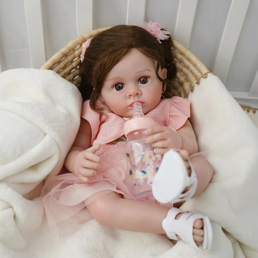 Boneca Bebê Reborn Silicone 55cm Menina Olho Castanho Vestido rosa com Acessórios Brastoy