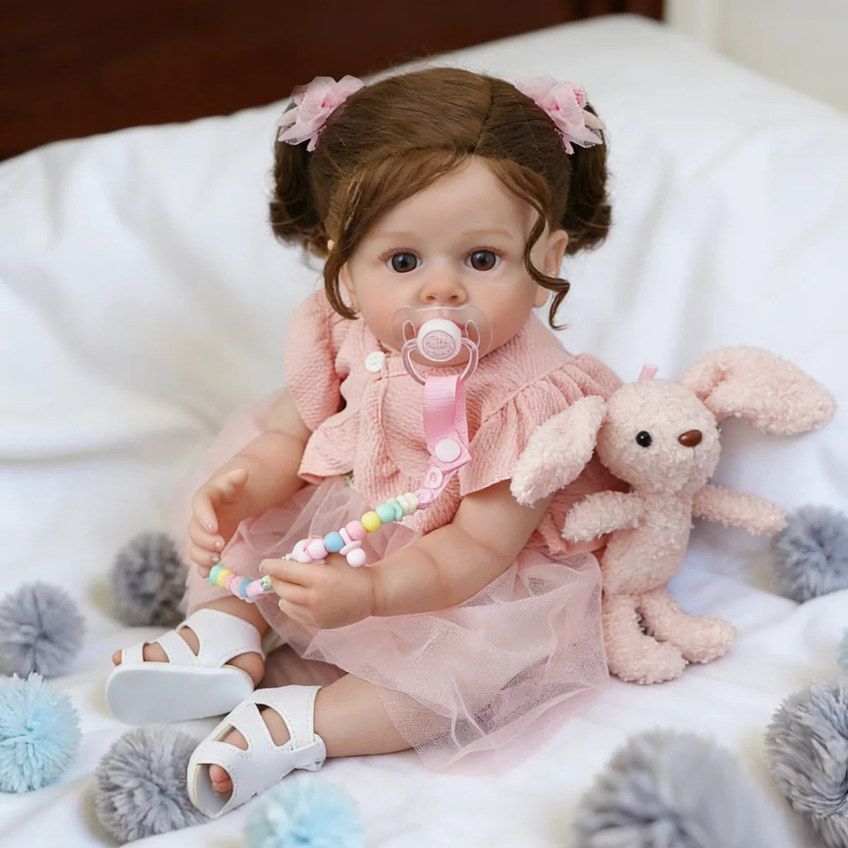 Boneca Bebê Reborn Silicone 55cm Menina Olho Castanho Vestido rosa com Acessórios Brastoy