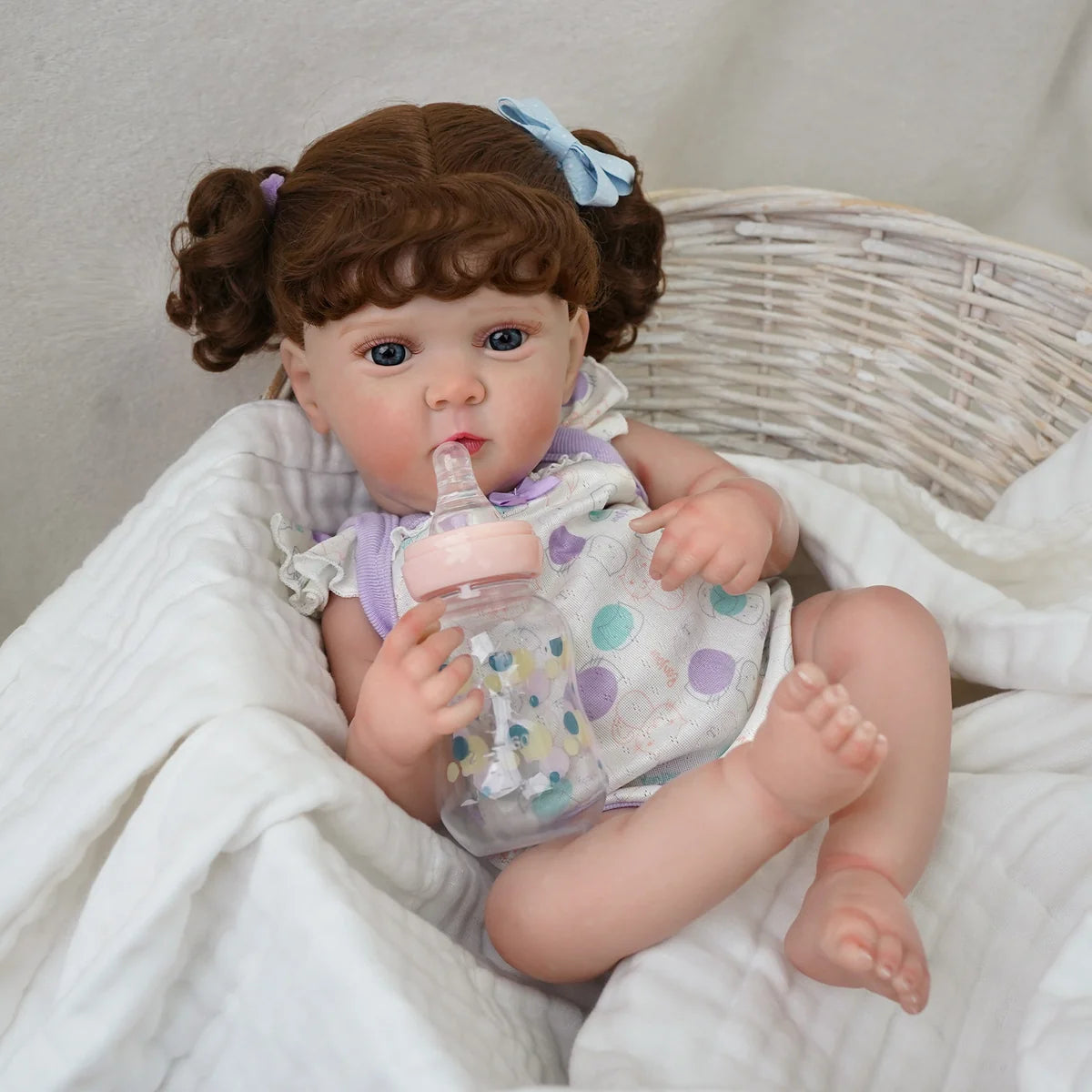 Boneca Bebê Reborn Silicone 48cm Menina Olho Azul com Acessórios Pode dar Banho Brastoy