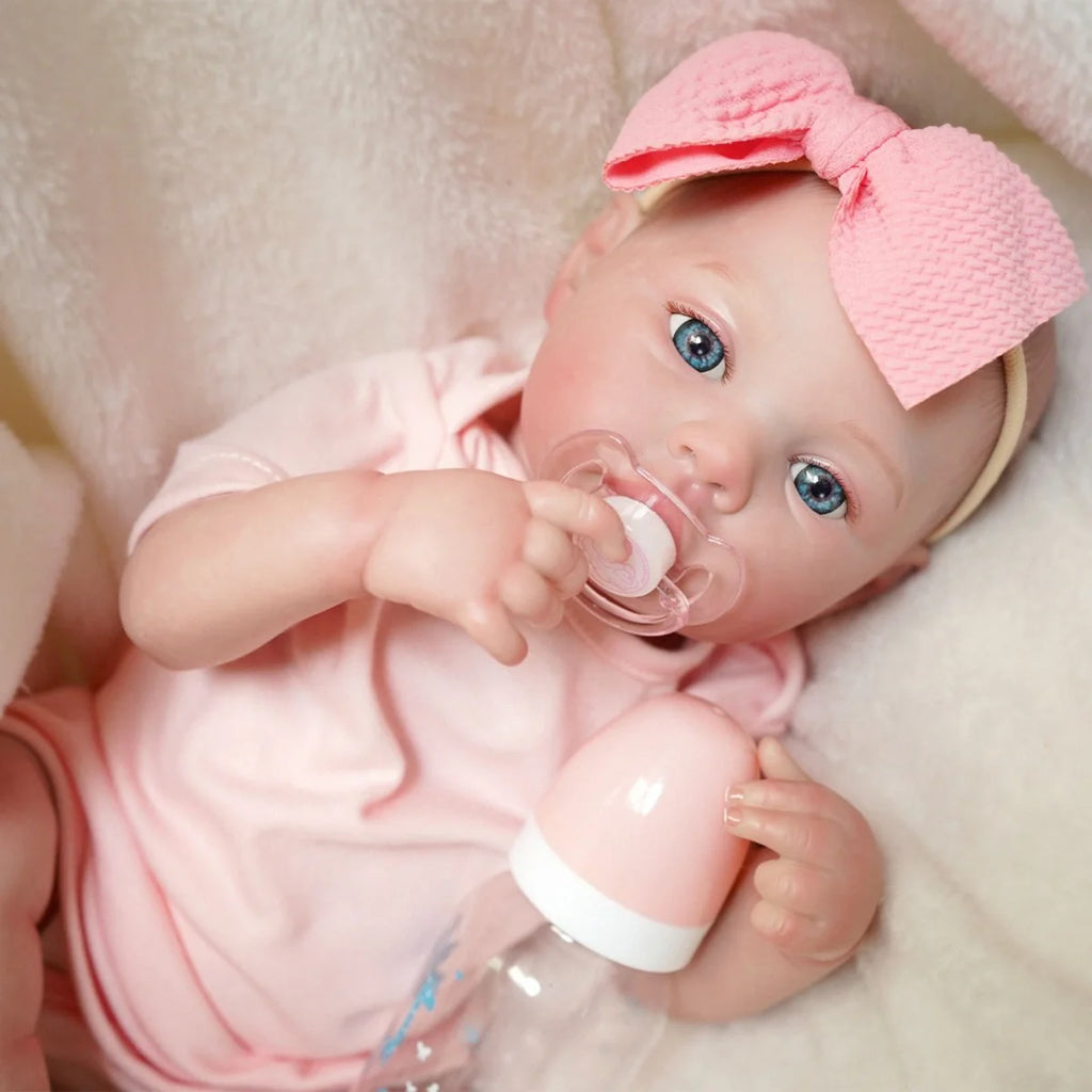Boneca Bebê Reborn Realista Brastoy Silicone Kit Conjunto de Roupa Chupeta Mamadeira e Pelúcia Menina