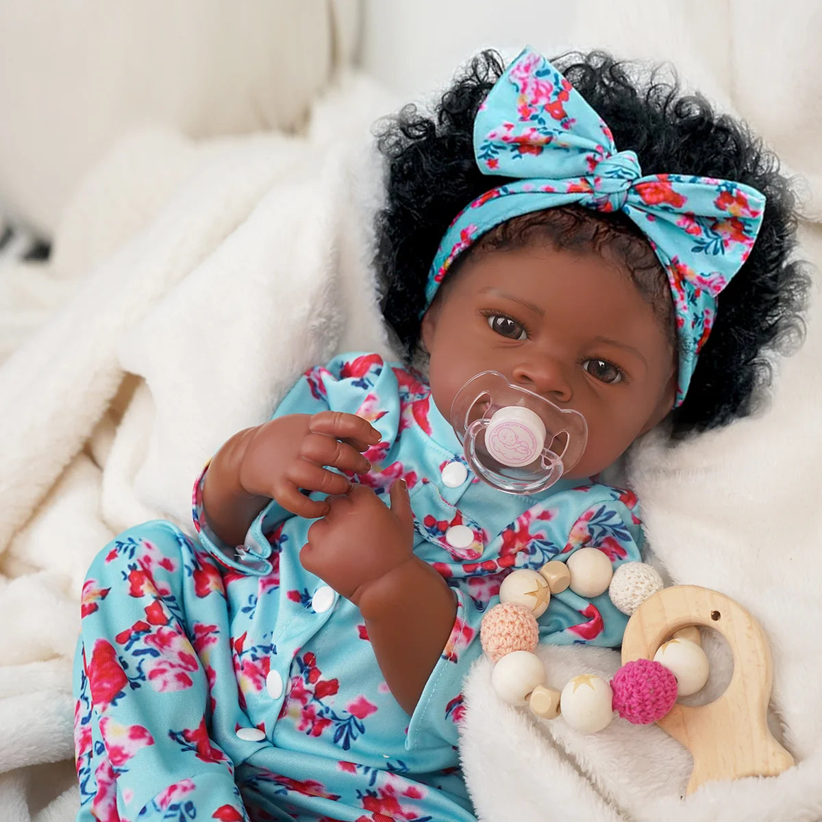 Boneca Bebê Reborn Realista Negra 55cm Silicone Conjunto de Roupa Chupeta Mamadeira e Pelúcia Original Completo