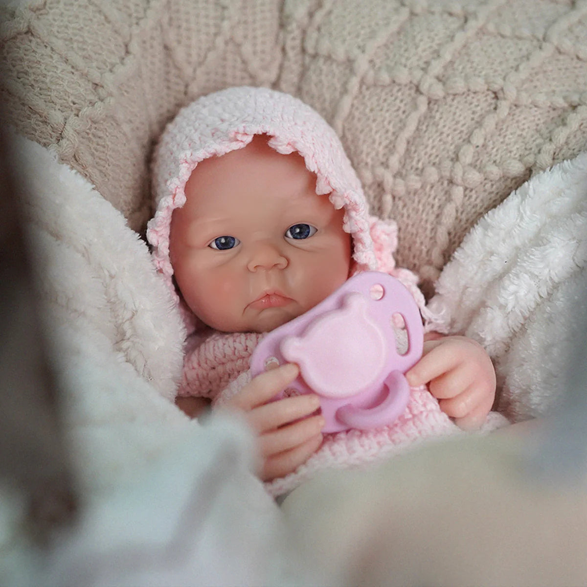 Bebê Reborn Boneca Silicone Sólido 35cm Original Pode Tomar Banho Com Kit Conjunto de Roupa Chupeta Mamadeira e Pelúcia