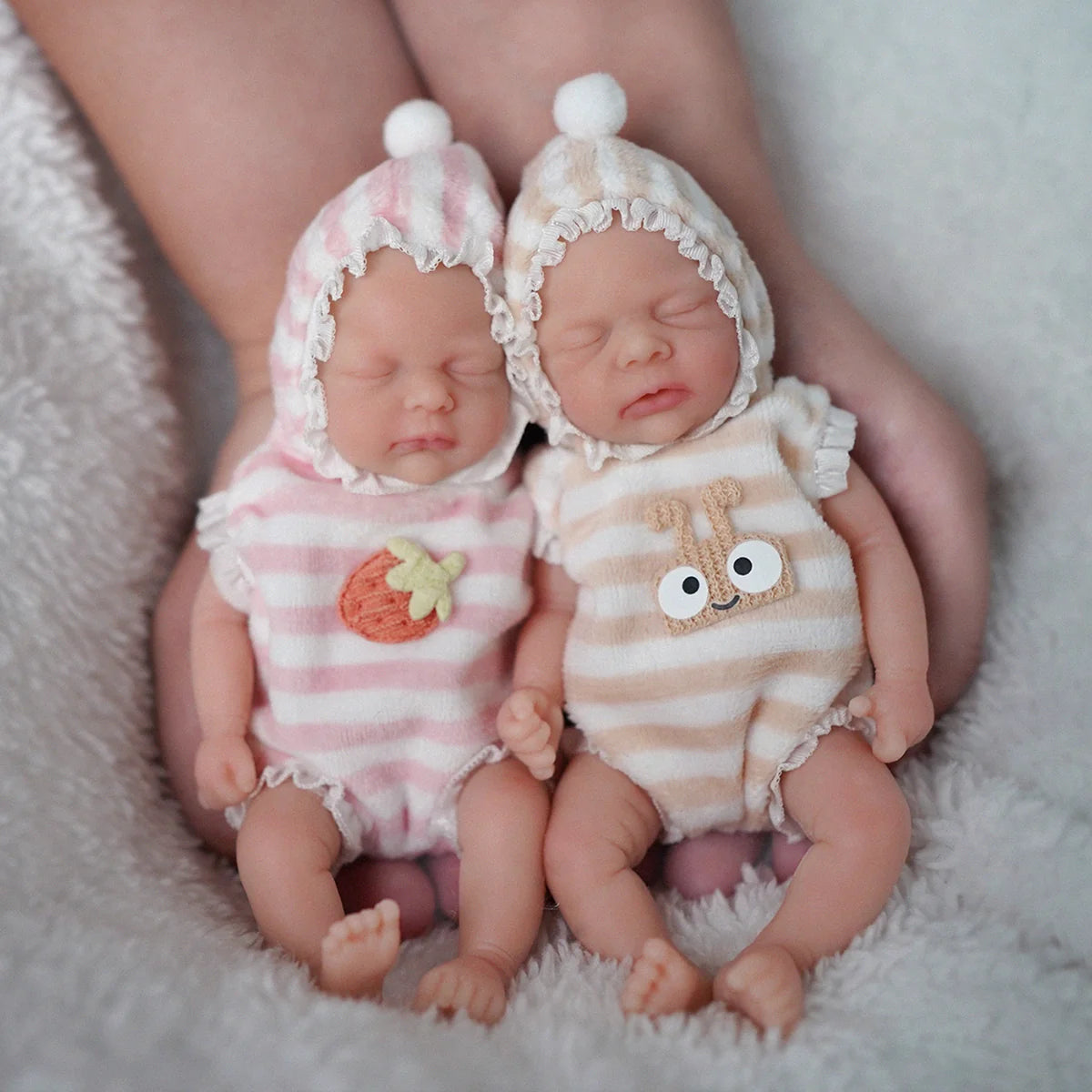 Bebê Reborn Boneca Brastoy Silicone Sólido Gêmeos Menina e Menino 15cm Com Conjunto de Roupa Mamadeira Certidão e Pelúcia