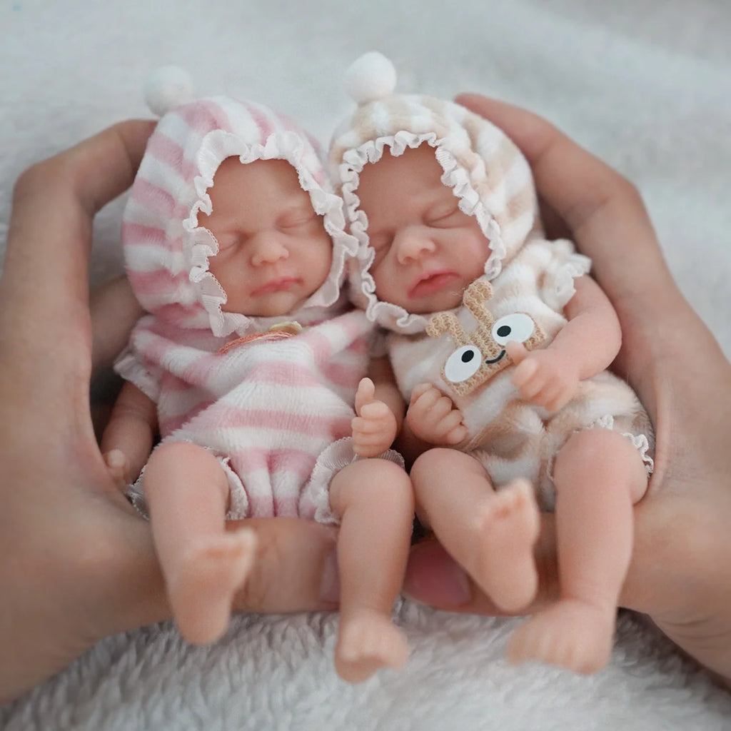 Bebê Reborn Boneca Brastoy Silicone Sólido Gêmeos Menina e Menino 15cm Com Conjunto de Roupa Mamadeira Certidão e Pelúcia