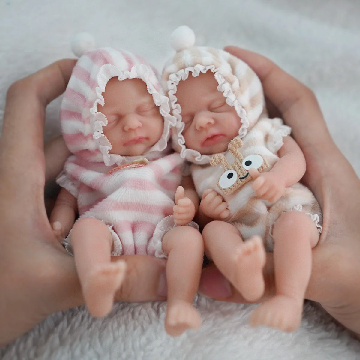 Bebê Reborn Boneca Brastoy Silicone Sólido Gêmeos Menina e Menino 15cm Com Conjunto de Roupa Mamadeira Certidão e Pelúcia
