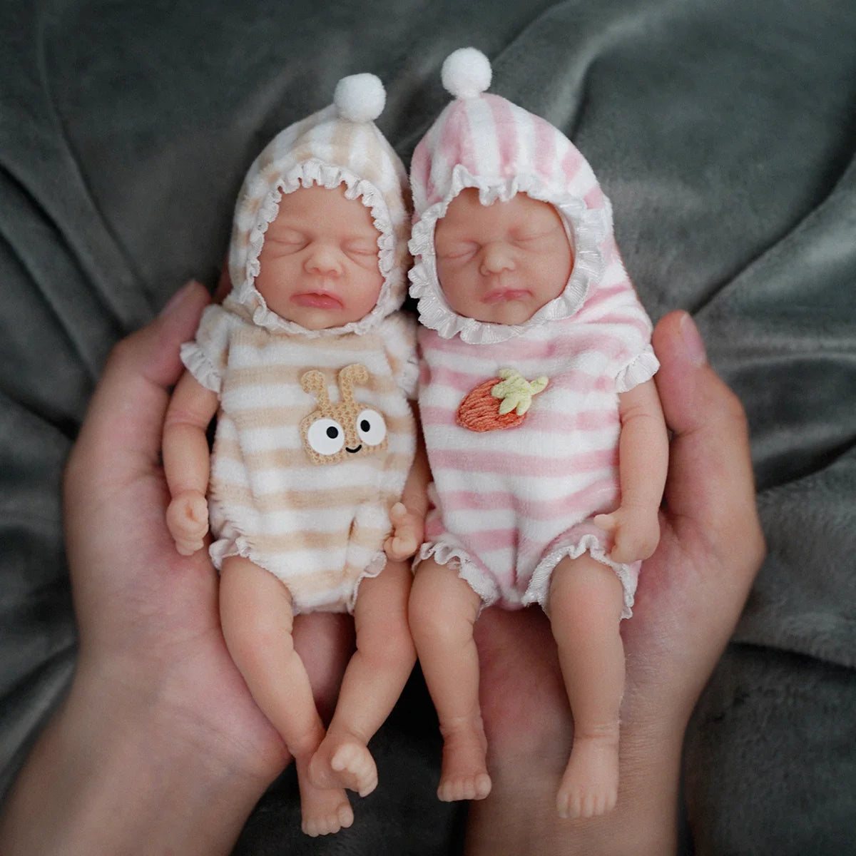 Bebê Reborn Boneca Brastoy Silicone Sólido Gêmeos Menina e Menino 15cm Com Conjunto de Roupa Mamadeira Certidão e Pelúcia