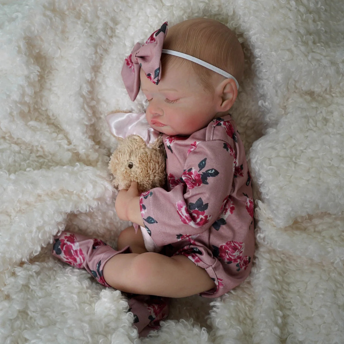 Boneca Bebê Reborn Realista Silicone Kit Conjunto de Roupa Chupeta Mamadeira e Pelúcia