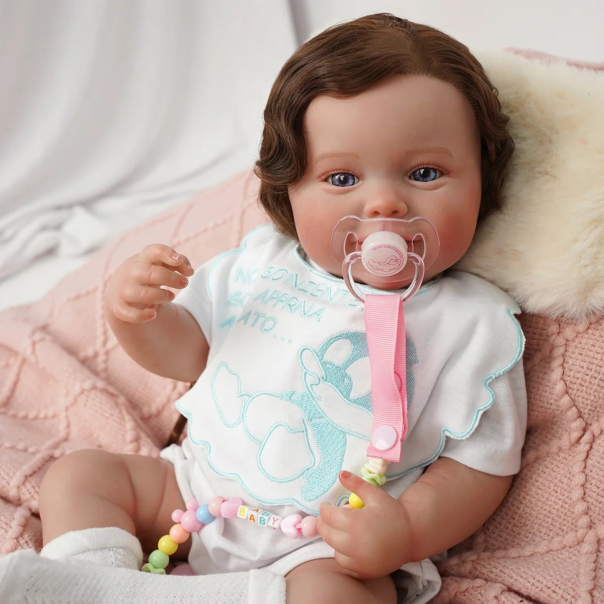 Boneca Bebê Reborn Silicone 48cm Conjunto de Roupa Mamadeira Chupeta Pelucia Brastoy