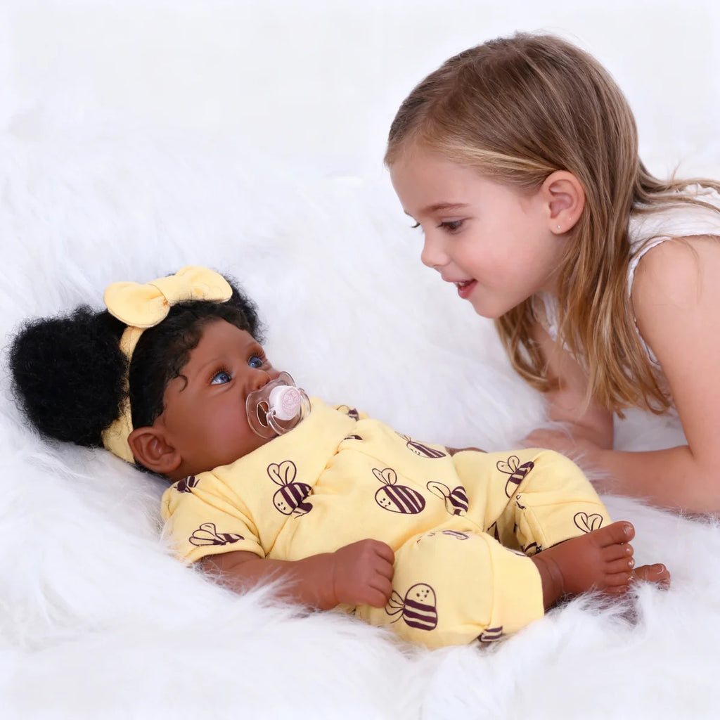 Boneca Bebê Reborn Brastoy Realista 48cm Silicone Conjunto de Roupa Chupeta Mamadeira Fralda Certidão e Pelúcia
