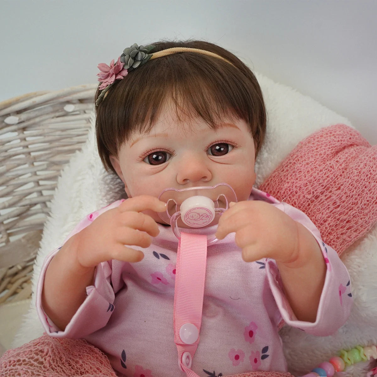 Boneca Bebê Reborn Silicone 48cm Conjunto de Roupa Mamadeira Chupeta Pelucia Brastoy